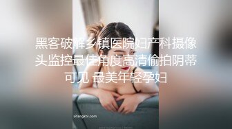 超市裏偷窺模特身材大學妹裙底風光,透過粉色內內看到誘人的陰毛了