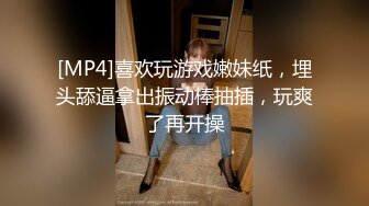 光头大叔约炮回民直男,用老婆骚逼引诱直男操自己