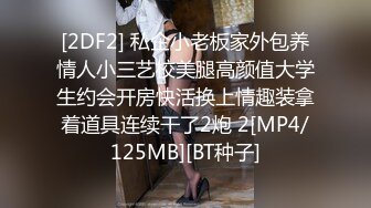 澡堂子专门盯上一个年轻的A奶，小美女皮肤白皙BB粉嫩