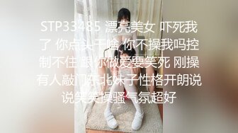 颜值不错红唇骚女【金牌小可】和炮友激情啪啪旁边还有个妹子观战，口交上位骑乘后入猛操非常诱人