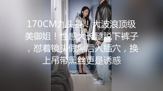 最真实的厕拍，真有这种骚女躲在公共厕所直播给狼友偷拍隔壁女人上厕所啊，自己摸逼逼尿尿给狼友看精彩刺激