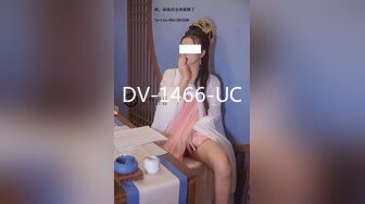 《魔手外购??洗澡偸拍》贵在真实！非常有看点的年轻小妹居家洗香香~白虎大奶一个比一个嫩被发现了还不跑与妹子对视吓的尖叫