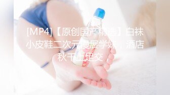 邻家小骚妹全程露脸逼毛没几根啥都学会了，吸着小烟跟狼友撩骚听指挥，揉奶抠逼道具抽插，浪叫呻吟精彩刺激