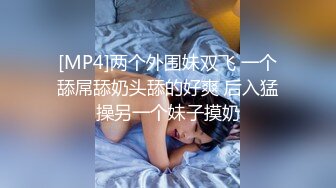 熟女人妻挑战黑祖宗史前巨屌 看到巨物抑制不住的喜悦 可惜根本不能全部插入 最后口爆