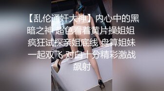 厌倦了照顾吉博的已婚妇女像画一样走着堕落的生活