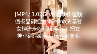 尾随公司新来的实习妹妹下班后上个厕所还和男朋友煲电话粥撒娇