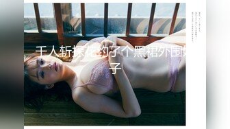 地铁上玩手机的妹子憋坏了一下车就找厕所