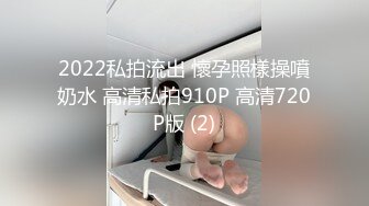 妹子怎么就坐地板砖上玩起来了