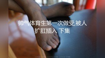 公司厕所偷拍美女下属脱了文胸让领导玩奶，一边给领导吹箫打飞机