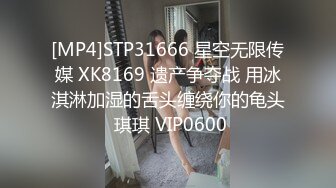 KTV女厕全景偷拍穿着连体衣的少妇把裆部往边上一扒拉就开尿