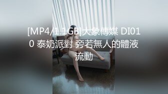 身材超级哇塞的极品模特，白丝高跟无毛白虎很是性感诱人，跟狼友互动撩骚