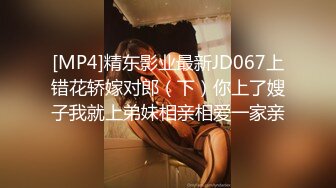 联通女业务员拿着手机给客户介绍时被恶搞突然自动播放她洗澡的视频