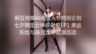 玩手游认识的98年性感纹身美女,发了个大红包顺利约到酒店,趴在床上玩手游时被扒掉裤子抽插,干的淫叫不断!