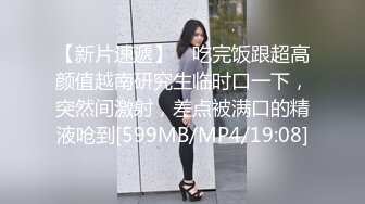 漂亮美乳女仆装小女友穿着性感黑丝抽插猛操，边揉逼豆边享受抽插