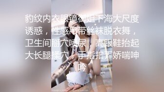 ⚫️⚫️最新无水印福利！推特60万粉超人气网红【Flashhotwife闪爷】极品女神反差气质人妻喜欢露出找单男3P野战