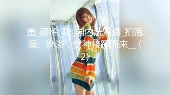 美容院老板娘看店的日常,店里无人自己在桌子後面发臊露奶,来个女客人按摩,忙着去招呼