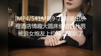 温柔的小少妇深夜伺候大哥激情啪啪，温柔的舔弄弯钩大鸡巴，让大哥多体位无套爆草抽插，射在奶子上舔干净鸡