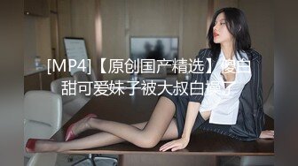 地铁惊现身材打扮巨诱惑的美女，靠近靠近靠近~高抄离罩美艳少妇，奶头果然粉粉的，和肤色一样迷人！