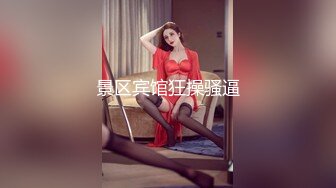 偷拍美女裙底风光成都车展银色连衣裙细高跟极品美女，白色窄内+UR级反差骚货黑丝筒袜配情趣开档内裤