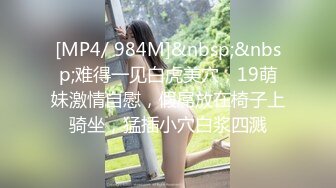 大哥和嫂子吵架了❤️嫂子跑到沙发上睡偷偷玩了一下她的B没敢操[MP4/166MB]