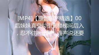 苗条身材大奶子美女，生过孩子有奶水也喷水，女上位扭动插穴