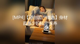 狂野的3P大作战，弟弟一起来服侍嫂子，娘们不仅漂亮，性欲还大的很，下体直接插进两根鸡巴，菊花和阴道爽得痛苦！