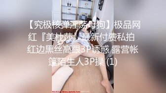 高颜值鸭舌帽妹子道具香蕉振动棒自慰，开裆黑丝手指扣入出水振动棒抽插呻吟!