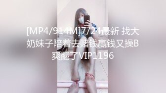 [MP4/ 979M] 高颜值黄衣小妹全程露脸大秀直播诱惑，穿上性感的黑丝伺候大哥啪啪