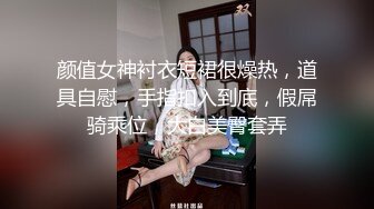 一对紧身白色内衣性感人妖和猥亵男玩3P相互爱抚足交扣屁眼舔屌撸管换着干后门淫乱颜射