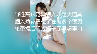 小吃街一路跟踪抄底美女白领穿着透明内裤隐约看到一坨黑B毛