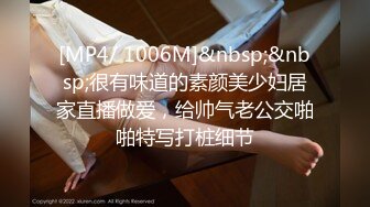 老婆脱下穿了一天的丝袜套在我的鸡巴上口交，射在袜子上又把袜子穿回脚上