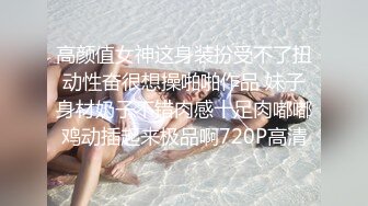 无毛白虎长相甜美红唇美乳妹子独自在家自慰诱惑，性感丁字裤大屁股，翘起肥臀掰穴近距离特写扣逼，快速扣弄高潮出水