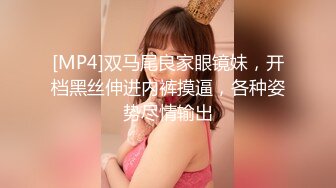 豹纹内衣美少女向网友展示自己毛不多的小嫩B