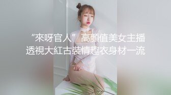 眼镜哥沙发上把玩美女同事的无毛白净小嫩鲍又抠又舔