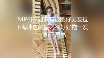 爬墙偷窥楼下的小媳妇洗澡人挺漂亮就是奶子小了点