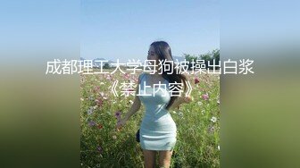 商场女厕隔着挡板欣赏两个营业员,一个唇缝紧闭另一个外翻成0型