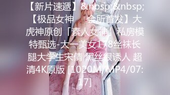 《魔手外购极品厕拍》商业城女厕全景偸拍多位少女少妇熟女方便，后位先拍脸再拍大白屁股，憋尿到极限的良家少妇动作逗死人 (1)