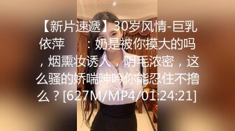 陪媽媽逛街的清秀可人大學眼鏡妹子,隱約能看到半透明蕾絲內褲