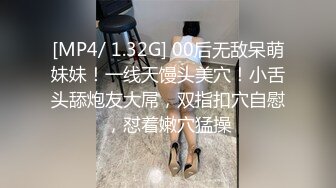 极品身材高颜值美女模特在狼友的调教下脱光诱惑狼友，性感粉嫩的逼逼特写真想舔一口，坚挺圆润的骚奶子刺激