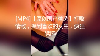 ❤️震撼绿帽淫妻❤️极品丝袜淫妻博主『2Tgdt』伺候老婆被各种玩超级贱 银色连衣裙内射 制服肛塞喷精潮吹1 (1)