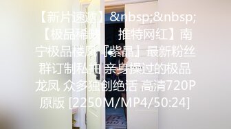 专注人前露出与路人同框美腿女神GI9ZA视图集，公园超市广场哪人多往哪去和老登一起锻炼 (10)