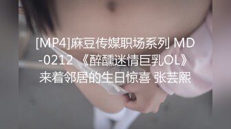 大红唇新人骚女被两大汉3P，白丝袜丁字裤，翘起屁股看穴