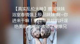 超美女神【偷走一头猪】调皮可爱~酒瓶子插逼震出尿，漂亮学生妹，清纯外表下这么淫骚