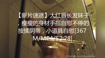 写字楼女厕敷面膜斗鸡眼小靓妞,骚穴被操多了有炎症喷出一条黄线