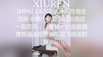 [MP4/ 933M]&nbsp;&nbsp;微胖丰满的老婆和老公无套啪啪做爱女上位打桩，超多角度舔逼玩穴享受性爱的快乐